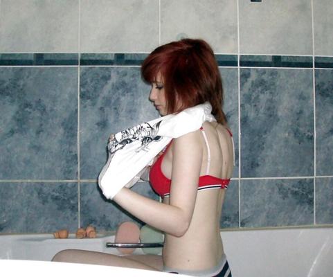 Jeune rousse sexy posant dans le bain