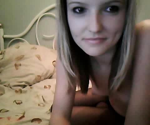 Jolie fille blonde jouant (Goldsexhot)