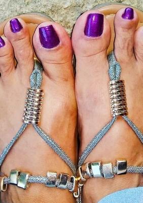 GRANDS ONGLES ET SEMELLES DES PIEDS