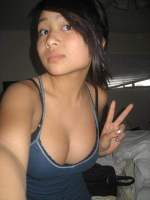 Sexy asiatischer Teenager mit straffem Körper