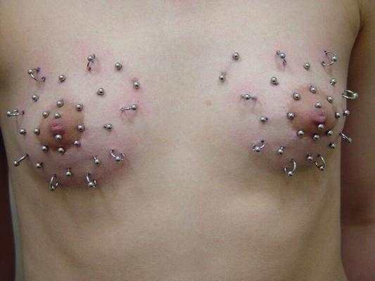 schmerzhaftes Teenie-Nippelpiercing