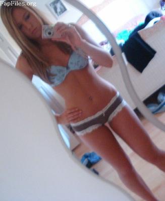 Amateure blonde Teenie-Selfshots - Mirror