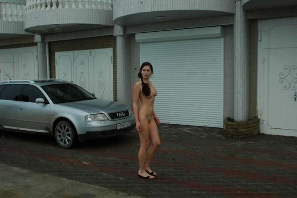 Chica rusa caliente desnuda en la ciudad