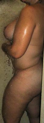 Femme sexy sous la douche.