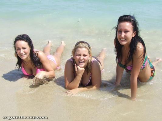 Niki et son amie perdent leur haut de bikini à la plage