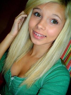 Sexy amateur teens showing off their cleavage