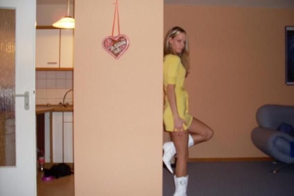 Une ado amateur blonde chaude pose