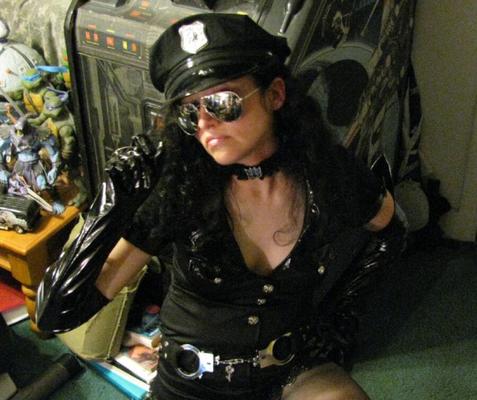 Officer Shinygirl braucht einen Schwanz zum Deepthroat