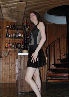 Frau mit Brille im privaten Partyraum