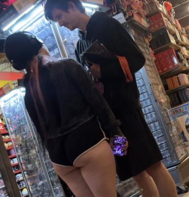 Candid Tiny Shorts Po-Wangen-Slip Wer trug es besser?