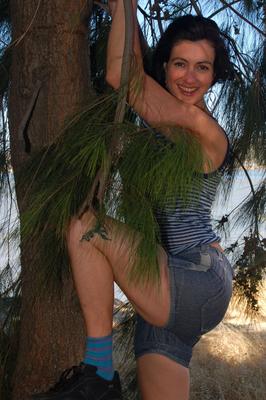 Naughty x Natural x Hairy Sadie climbs a tree