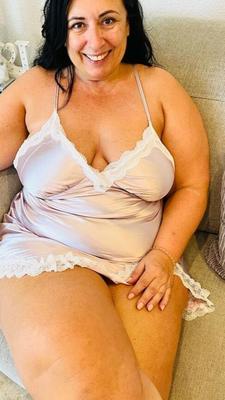 Femme MILF potelée avec de gros seins flasques