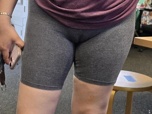 Junge Latina-Milf zeigt ihre engen Schamlippen durch ihre Shorts