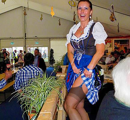 Fesche Madln im Dirndl zum Dreihundertzweiundachtzigsten