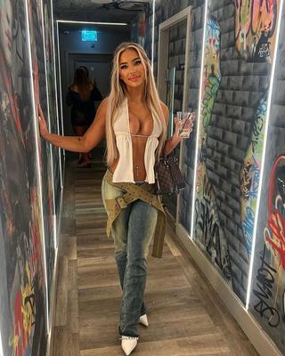 Chloe Eve Blonde Gros Seins Chav