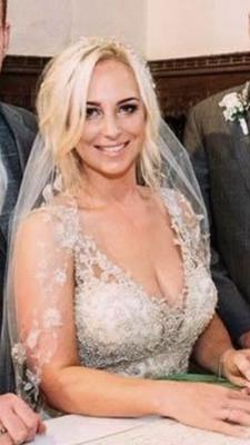 Belle mariée blonde aux gros seins