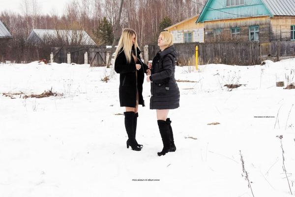 Jessi Gold Deux blondes lancent des boules de neige