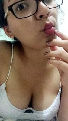 Mexicana nerd mostrando sus buenas tetas