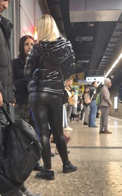 Candid   blonde latex girl