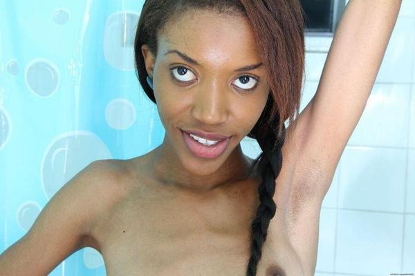 Jeune fille noire maigre se douche