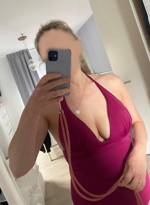 Mi esposa enseñando las tetas en sexy traje de baño en vacaciones