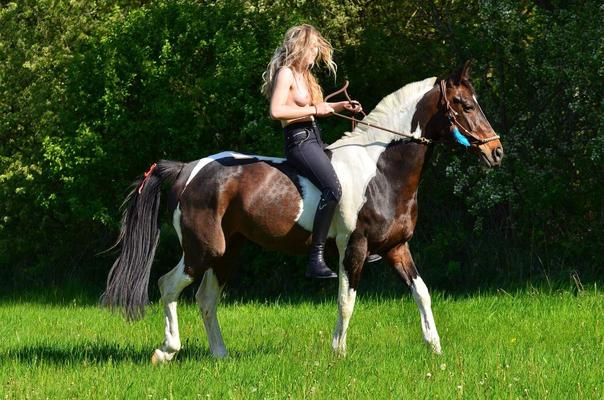 Topless Montar A Caballo Rubia