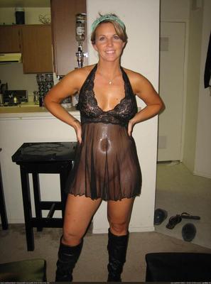 Brazilian MILF spreading for hubby