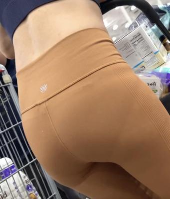 Des putes candides font du shopping en montrant leur cul et leurs seins VEUILLEZ COMMENTER