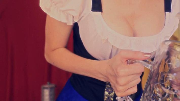 \"Blue\" sussurra ASMR Beer Maid na Oktoberfest