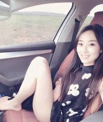 Une mignonne chinoise s'exhibe dans la voiture