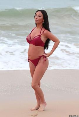 Chelsee Healey. Puta embarazada de Hollyoaks en bikini.