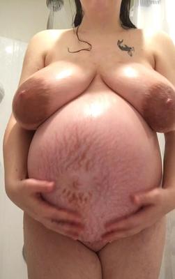 Pregnant stretch marks belly