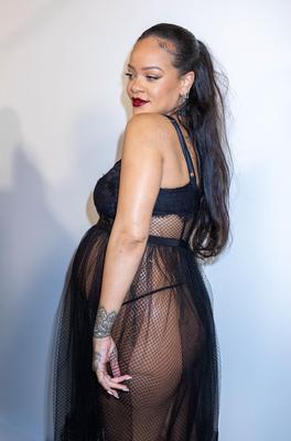 RIHANNA – CUERPO SEXY DE EMBARAZADA EN ROPA INTERIOR EN DIOR WOMENSWE