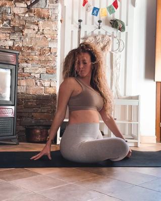 Guilia, une chaude amatrice enceinte, fait du yoga.