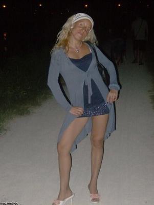 Une MILF blonde tombe enceinte