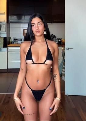 Aria Khan pieza Bikini