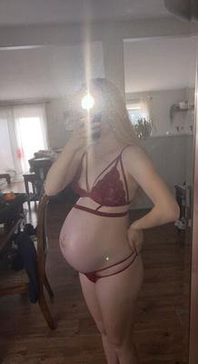 Blonde enceinte