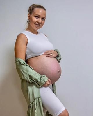 pretty young mom Elinka pregnant