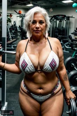 La abuela del gimnasio hace ejercicio