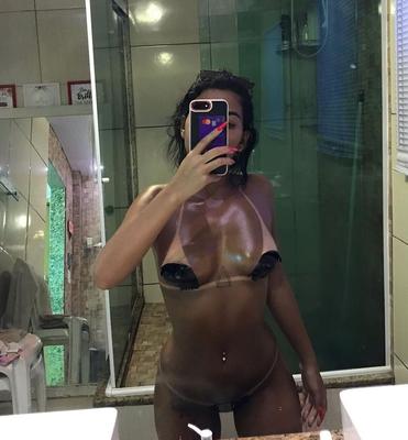 Beatriz, una brasileña súper bronceada en bikini