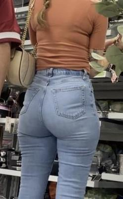 GILFs & MILFs in Jeans