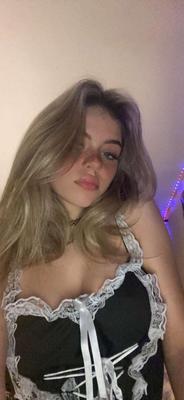 Adolescente sexy usa lencería para mí