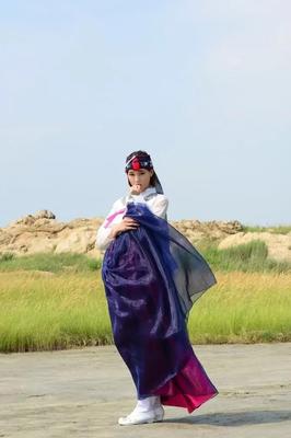 Schöne Koreanisch zieht sich von ihrem Hanbok aus