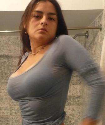 Ana burla de sus grandes tetas