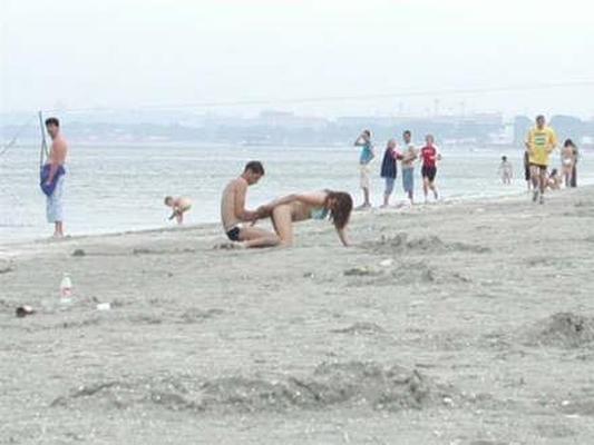 Fodendo na praia na frente de todos