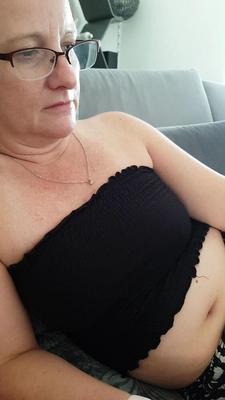 Reife MILF in BHs, Bikinis und Sommermaterial. 