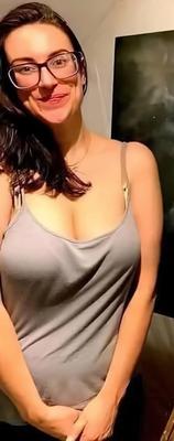 Sexy Tanktop -Frau mit Brille